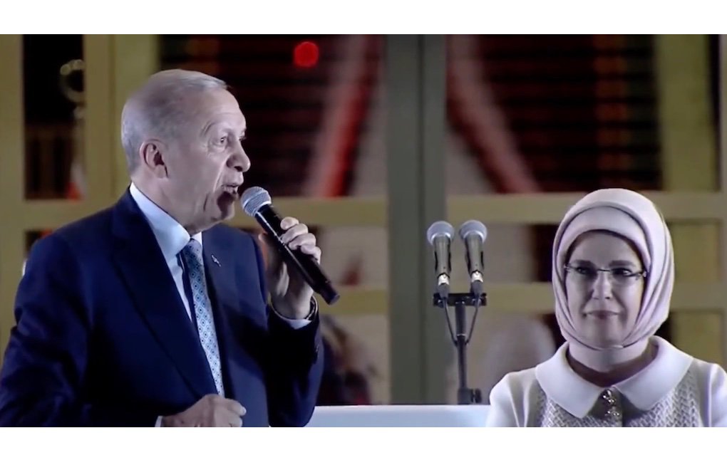 Erdoğan'ın "balkon konuşması" dünyaya sövgülerden ayıklanarak servis edildi