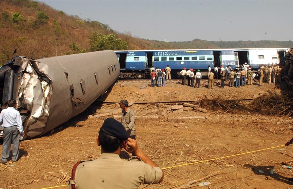 Hindistan'da tren kazası: 288 ölü