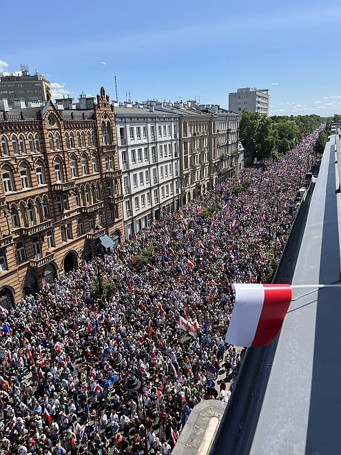 Polonya'da milliyetçilik ve otoriterlik karşıtı kitlesel protesto