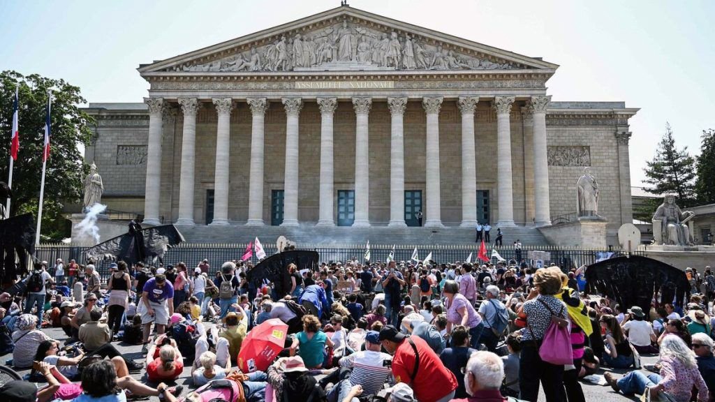Fransa | Emeklilik Yasası'na karşı önerge Ulusal Meclis'ten geçmedi 