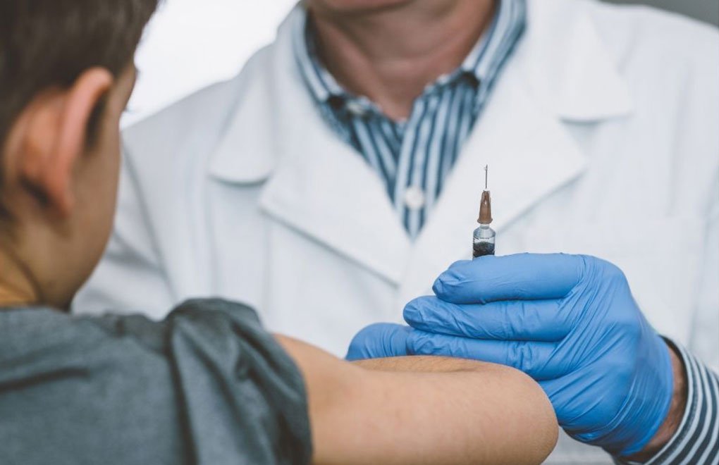 COVID-19 aşısının yan etkileri iddiasıyla Biontech'e karşı açılan dava ertelendi