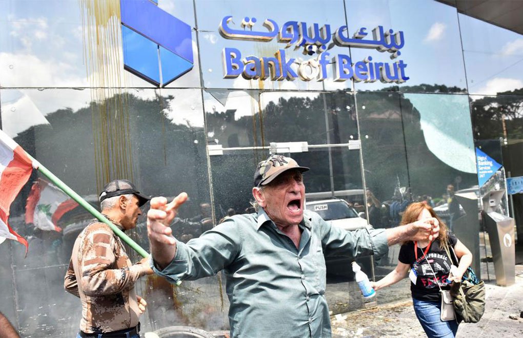 Beyrut: Paralarına el konan Lübnanlılar bankaları taşladı