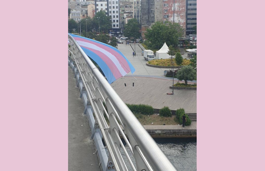 Aktivistler Haliç Köprüsü’ne trans bayrağı astı
