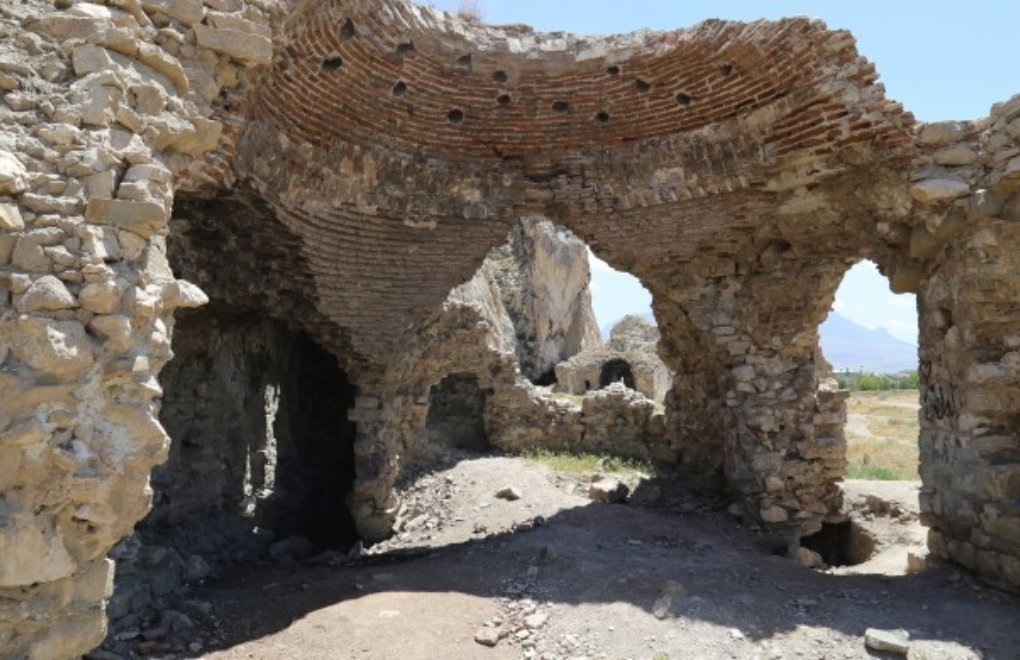Van Kalesi eteklerindeki 'eski şehir' tahrip ediliyor