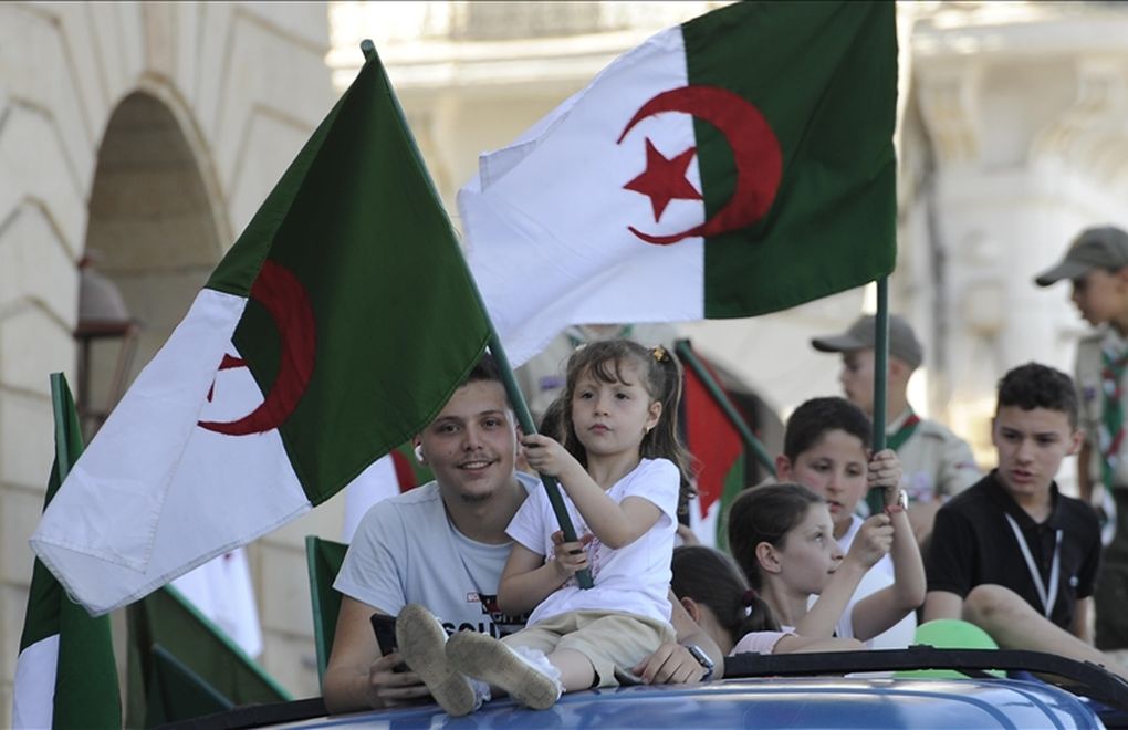 Cezayir’de halk bağımsızlığın 61. yıl dönümünü kutladı 