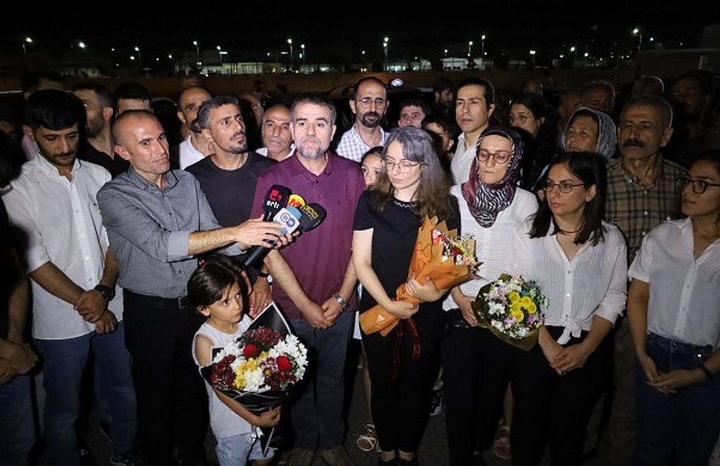 Many greet released journalists coming out of prison in Diyarbakır