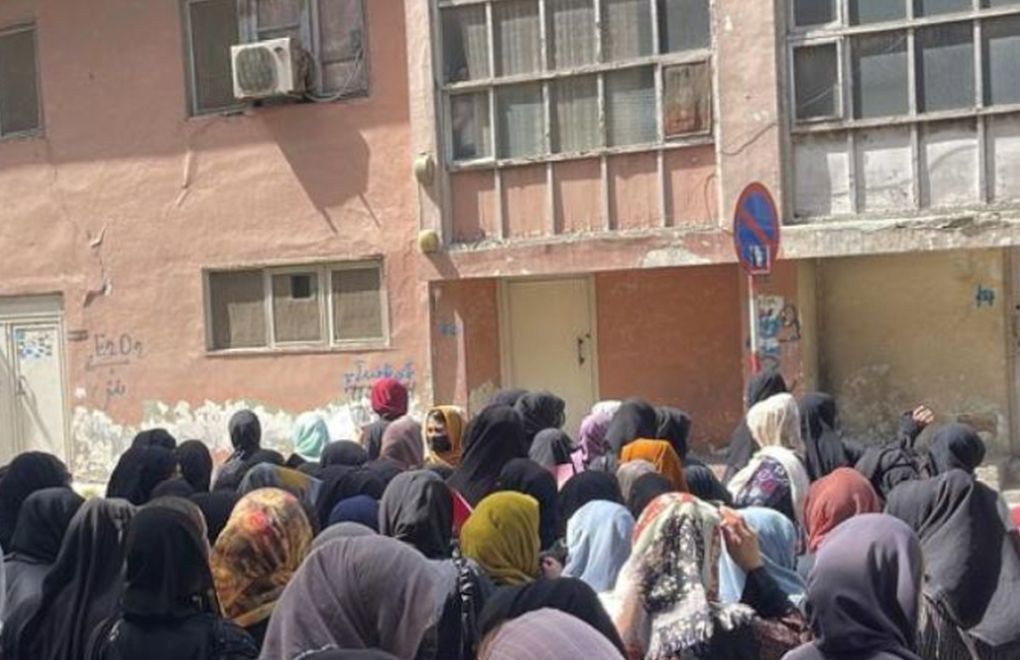 Taliban, kadınların protestosunda havaya ateş açtı
