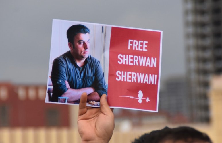 Erbil’de tutuklu muhalif gazeteciye 4 yıl daha hapis cezası