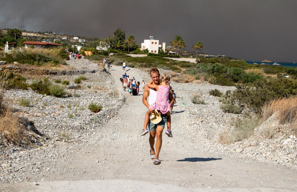 Rodos’ta orman yangını beşinci gününde: 30 bin kişi tahliye edildi