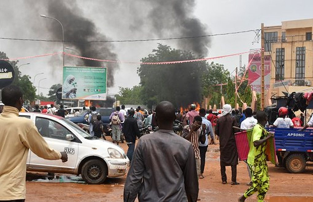 Nijer'de darbe: Gösteriler yasaklandı, sınırlar kapatıldı