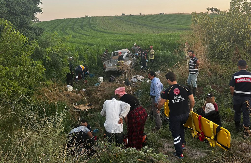 Tarım işçilerini taşıyan araç yoldan çıktı: 2'si mülteci 3 kişi hayatını kaybetti