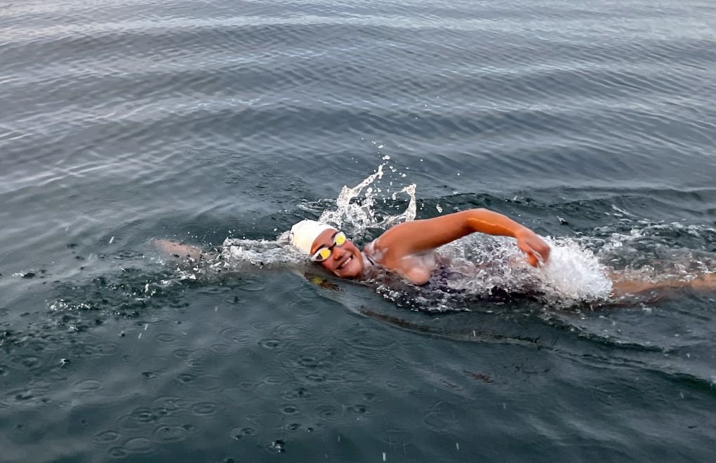 Aysu Türkoğlu becomes first woman from Turkey to swim across North Channel