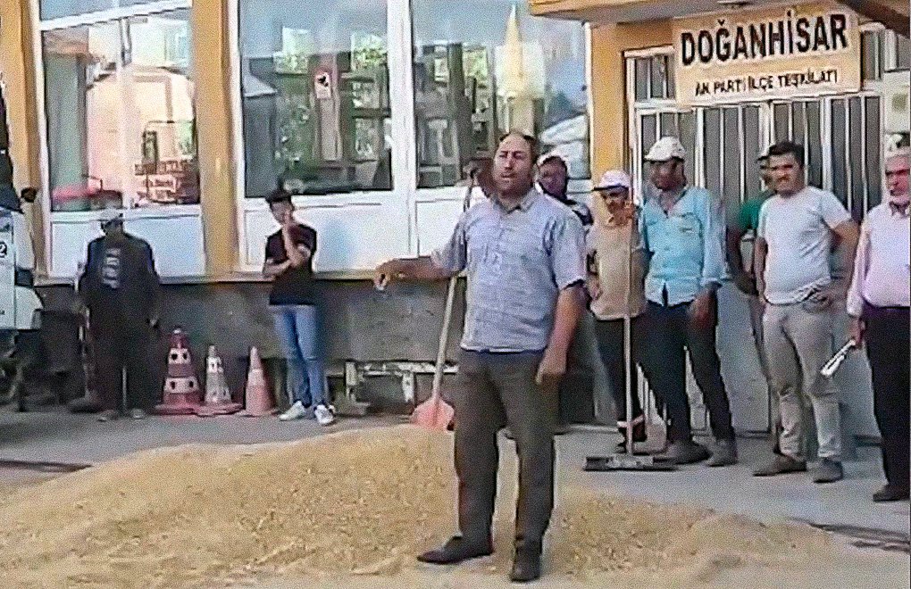 Ürününü "Ofis"e veremeyen çiftçi Doğanhisar AKP ilçe örgütü önüne döktü: "Bizi tüccara mecbur ediyorlar"