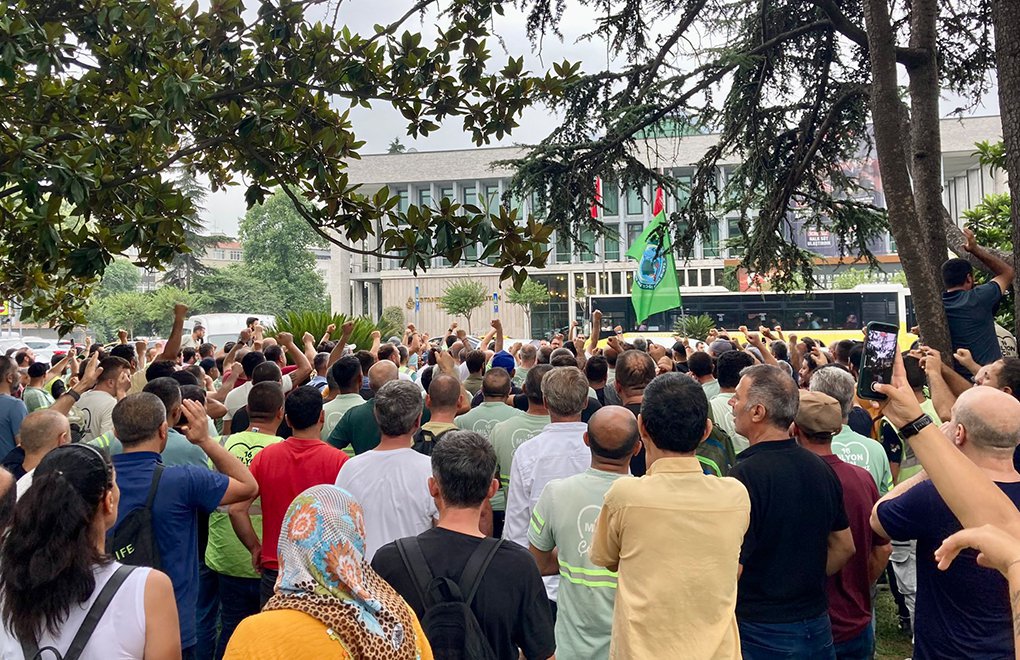 İstanbul Municipality workers continue protest for improved wages