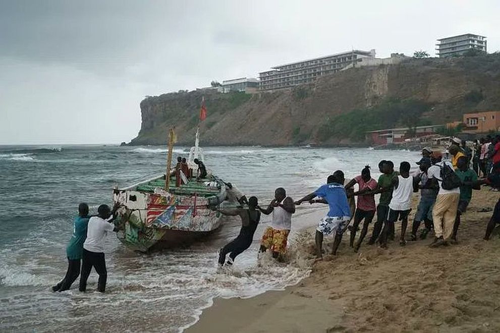 Li Giravên Cabo Verdeyê qeyika koçberan noqî avê bûye: Bi kêmanî 63 kes mirine