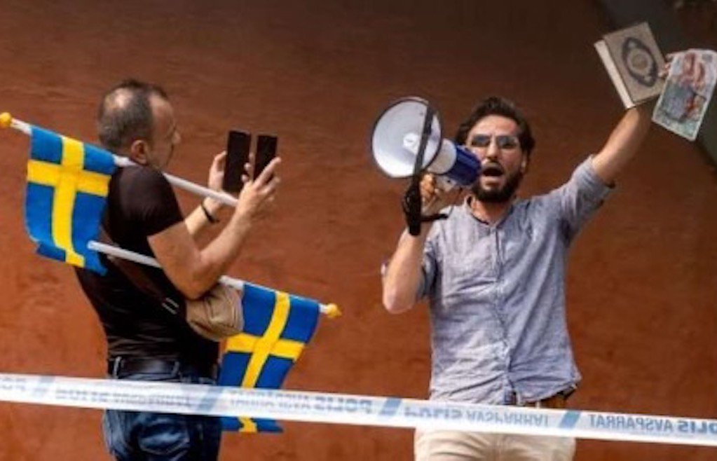 İsveç | Salwan Momika, bu kez İran Büyükelçiliği önünde Kuran yaktı 