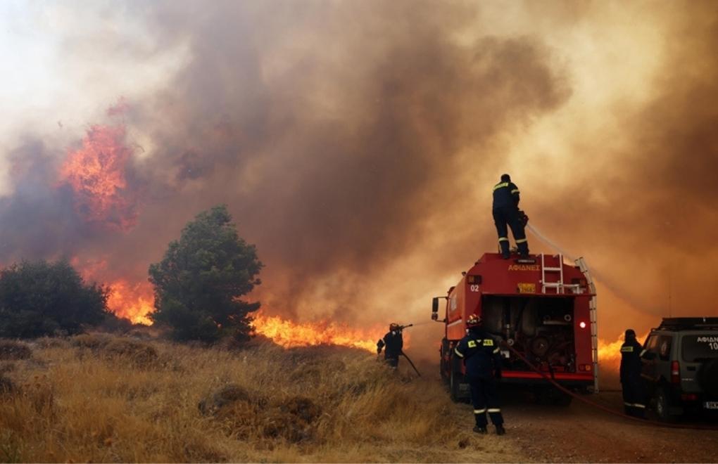 Yunanistan'daki yangınlara havadan müdahalede zorluk yaşanıyor 