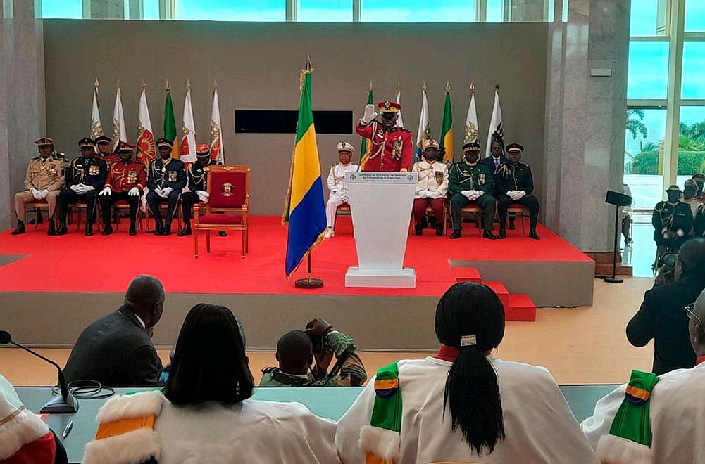 Gabon'da darbeci Nguema 'geçici başkan' olarak yemin etti