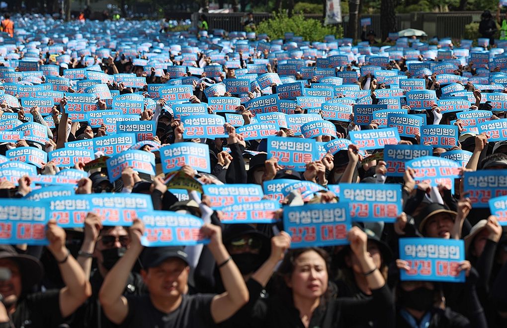 Güney Kore'de binlerce öğretmen, 'güvence' için greve gitti