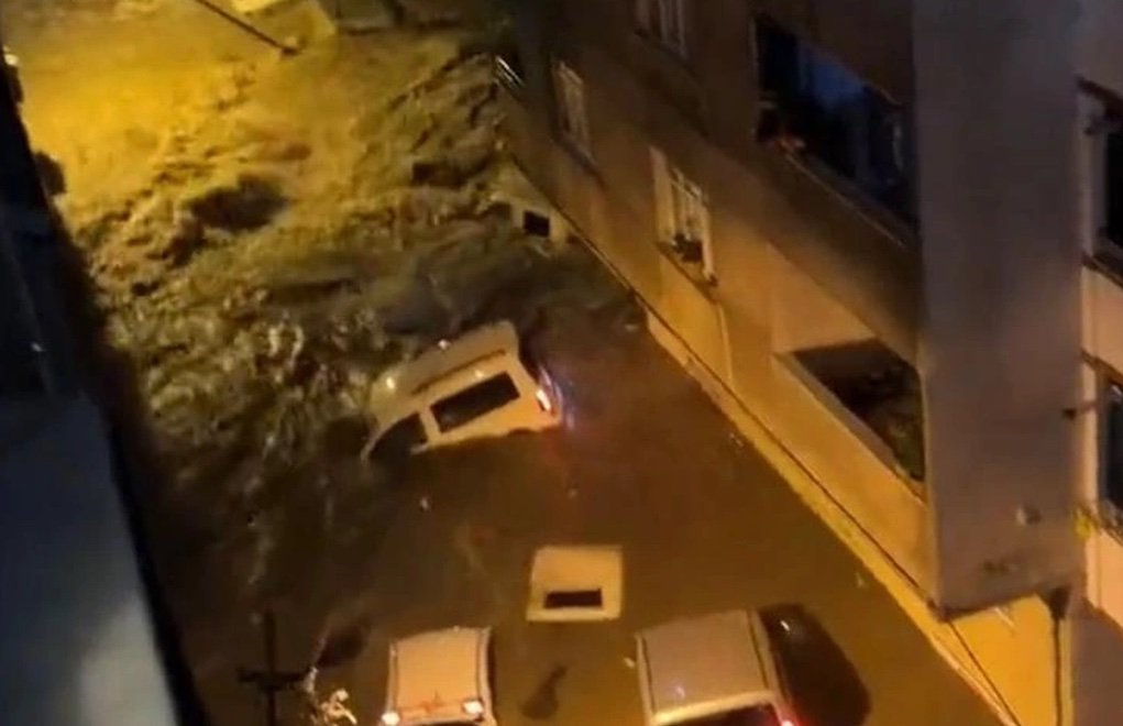 İstanbul'da beklenen yağış sele dönüştü, valilik iki can kaybı bildirdi