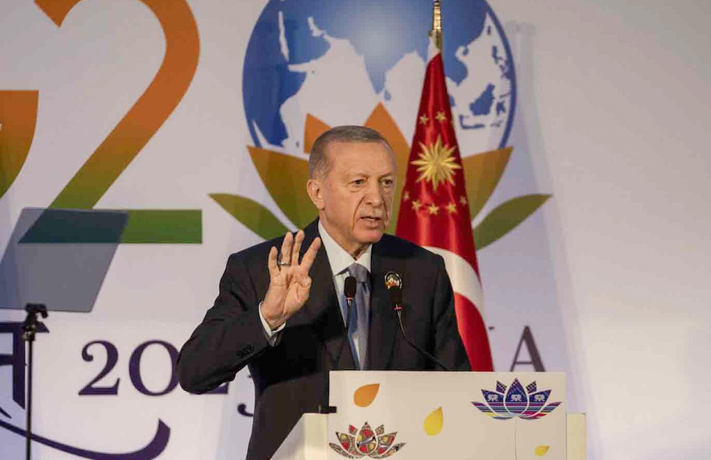 Erdoğan’ın elinde "Rabia", ağzında "Sisi" 