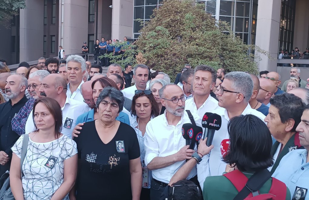 Alevi organizations protest the decision in front of the courthouse
