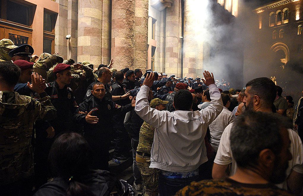 Yevlak'ta 'entegrasyon' görüşmesi, Erivan'da Paşinyan protestosu