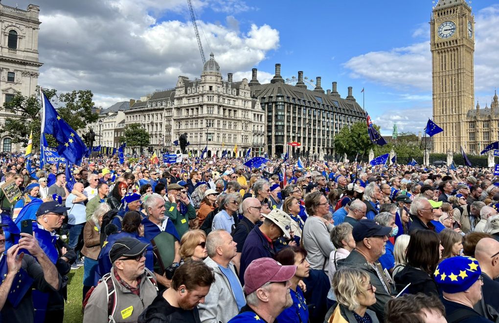 Londra'da Brexit karşıtı yürüyüş: 'Yeniden Katıl, Yeniden Sevin'