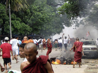 Myanmar'daki gösterilerde askeri yönetim beş kişiyi öldürdü, yüzlerce kişiyi gözaltına aldı.