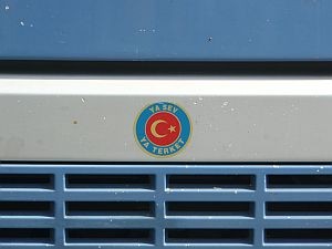 Cezaevi aracının önündeki logo