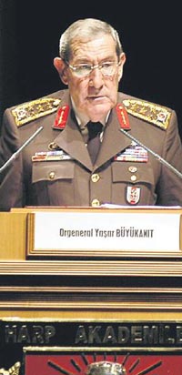 Büyükanıt Harp Akademileri'nde konuşurken