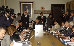 Anayasa Komisyonu, Gül'ün cumhurbaşkanlığını riske attığı tartışılan geçici maddelerin referandum paketinden çıkmasını kabul etti.