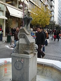 Dikmişim göğe ayaklarımı. Alışveriş caddesinde uykunun sembolik heykelciği.