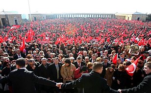 AKP ve MHP'nin üniversitede başörtüsünü serbest bırakacak Anayasa değişikliğine karşı on binlerce kişi Anıtkabir'de buluştu. 9 Şubat'ta yeniden eylem var.