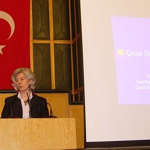 Prof. Dr. Ferhunde Öktem'in sunumunu izlemek için tıklayın.