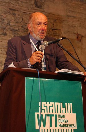 Richard Falk, Irak Dünya Mahkemesi'nde konuşurken.