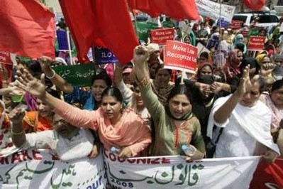Pakistan'da kadın işçiler 1 Mayıs gösterisinde.