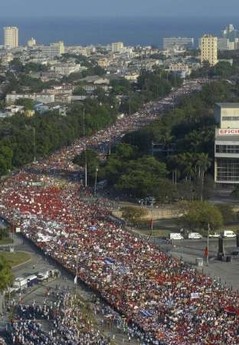 Küba'da yüz binlerce kişi Devrim Meydanı'nda 1 Mayıs'ı kutluyor.