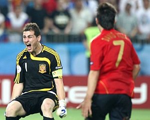 Maçta iki penaltı kurtaran ve maçın oyuncusu seçilen İspanya kalecisi Iker Casillas seviniyor.