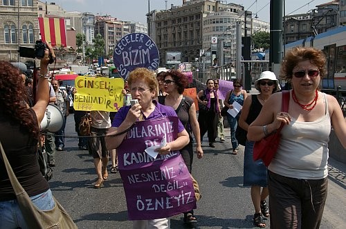 Kadınların Galata Köprüsü'nde "Hayasızca Buluşma" Eylemi