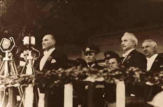 Mustafa Kemal CHP Kurultayı'nda 