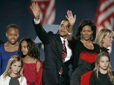 Barack Obama, eşi Michelle Obama ve kızları Malia (solda, kırmızı giysili)