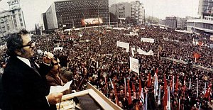 Kemal Türkler, 1 Mayıs 1977'de Taksim konuşmasını yaparken.