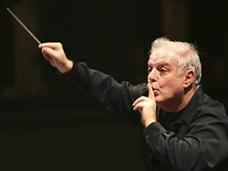 Daniel Barenboim orkestra yönetirken.