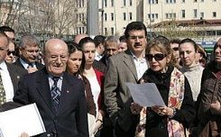 Türkel Minibaş, Dünya Su Günü'nde 69 örgütün ortak açıklamasını okurken (22 Mart 2008).