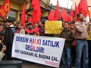 Tunceli'de beyaz eşya dağıtımı protestosu.