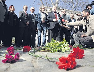 16 Mart'ta öldürülen devrimcileri anma töreninden. (2008)