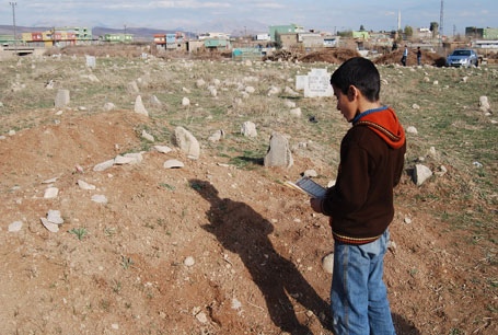 Silopi Kimsesizler Mezarlığı'nda yüzlerce kayıp kişinin kalınıtlarının olduğu düşünülüyor.