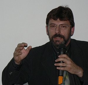 Gazeteci Hüseyin Yalyalı, 2006'da Uluslararası Bağımsız Medya Forumu'nda konuşurken.