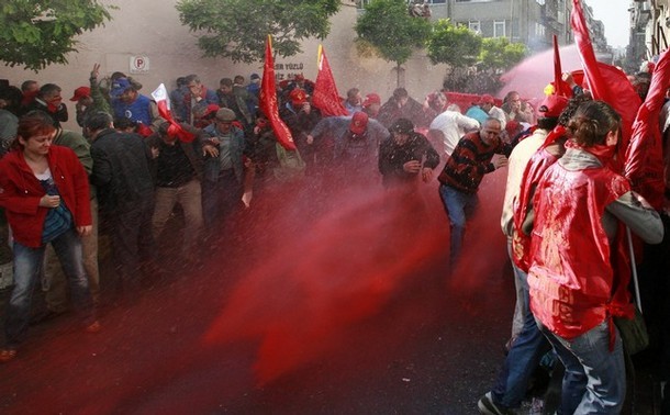 1 Mayıs'ta DİSK'n önünde polis kırmızı boya sıkıyor